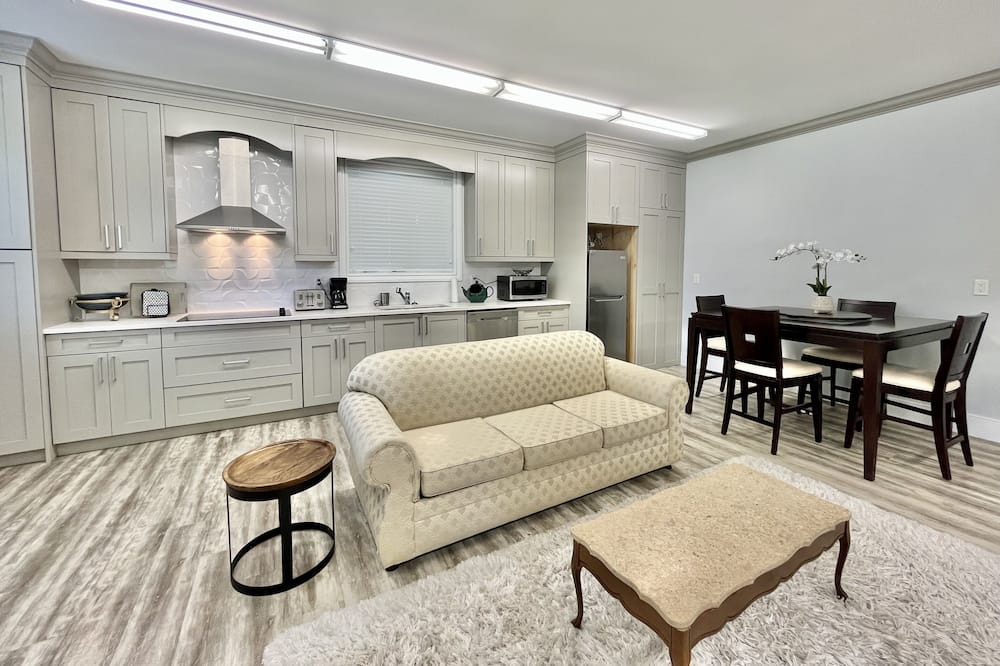 Photo of Livingroom in Langley