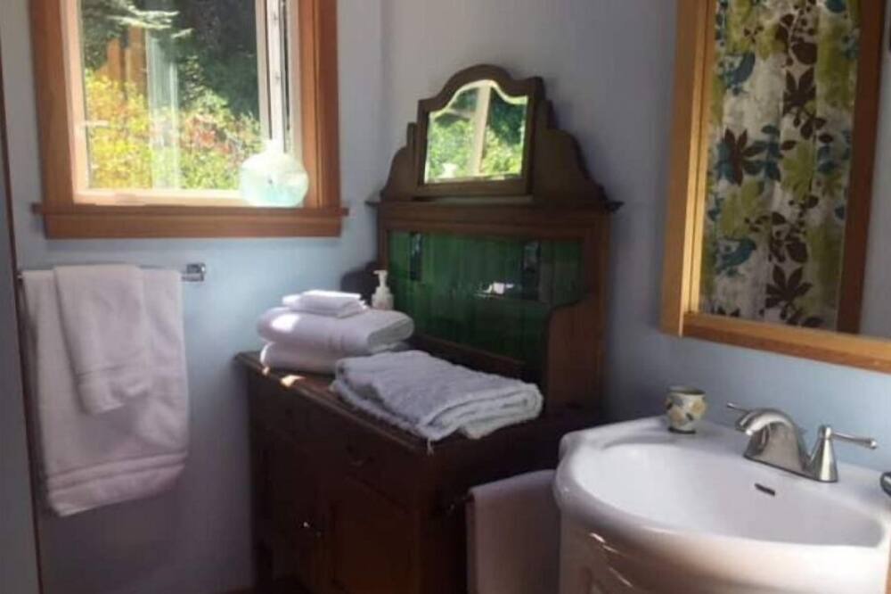 Photo of Bathroom in Galiano