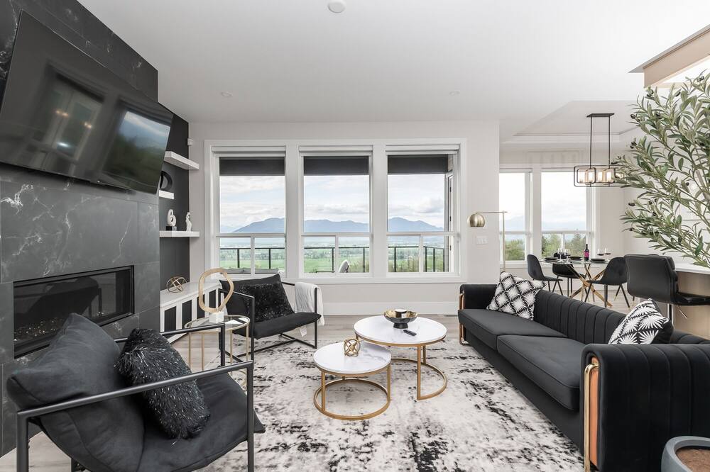 Photo of Livingroom in Eastern Hillsides