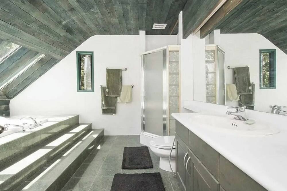 Photo of Bathroom in Lions Bay