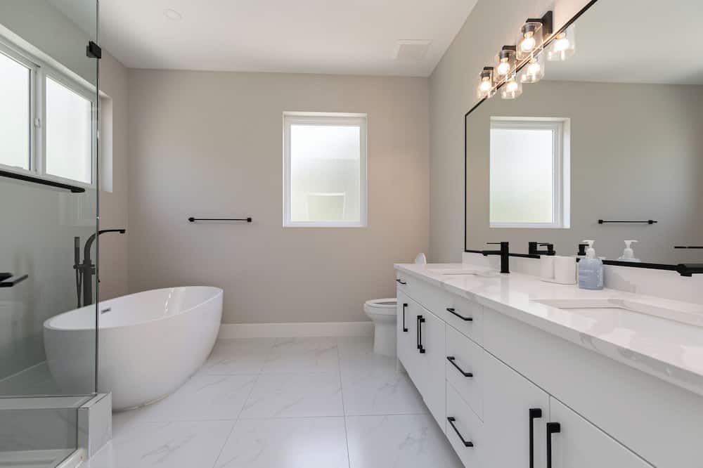 Photo of Bathroom in Lake Cowichan