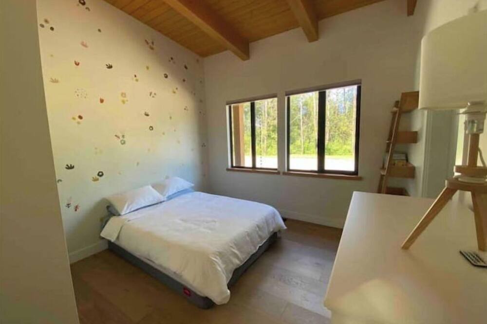 Photo of Bedroom in Courtenay