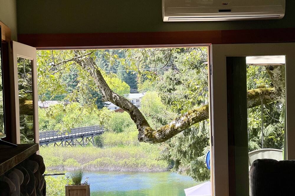 Photo of Livingroom in Lake Cowichan