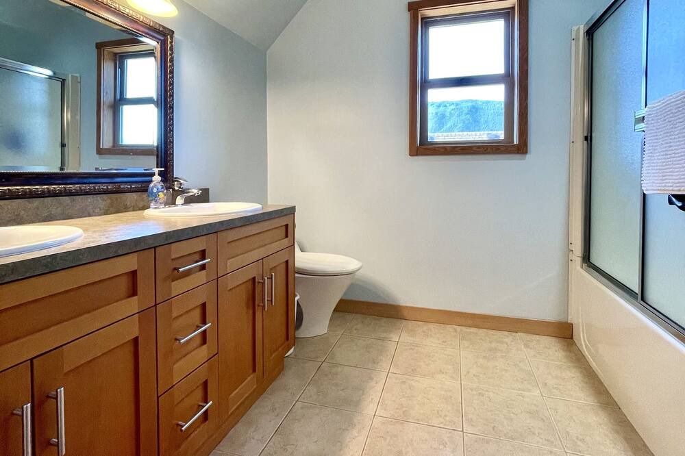 Photo of Bathroom in Lake Cowichan