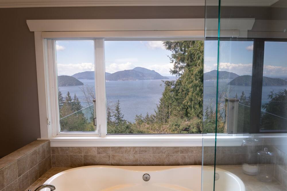 Photo of Bathroom in Lions Bay