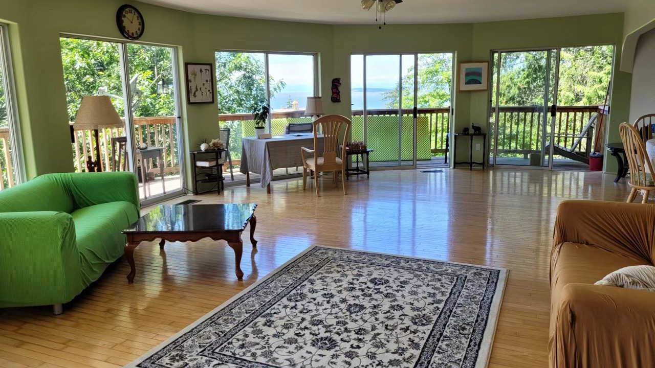 Photo of Livingroom in Sliammon