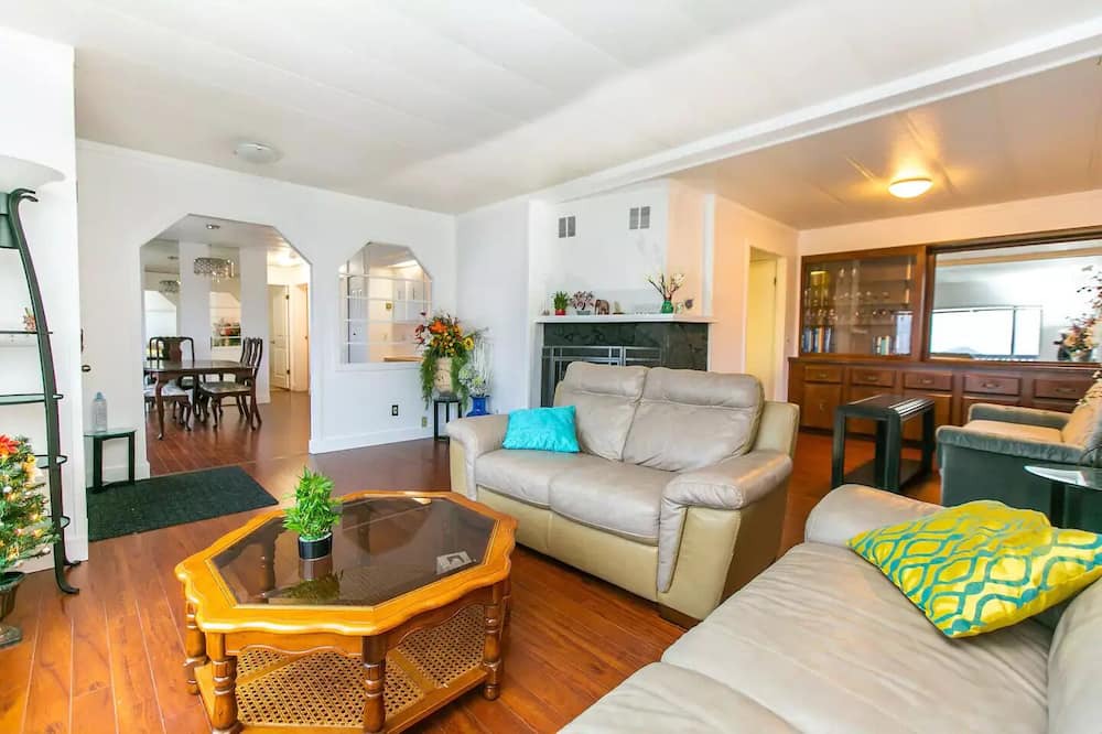 Photo of Livingroom in Union Bay