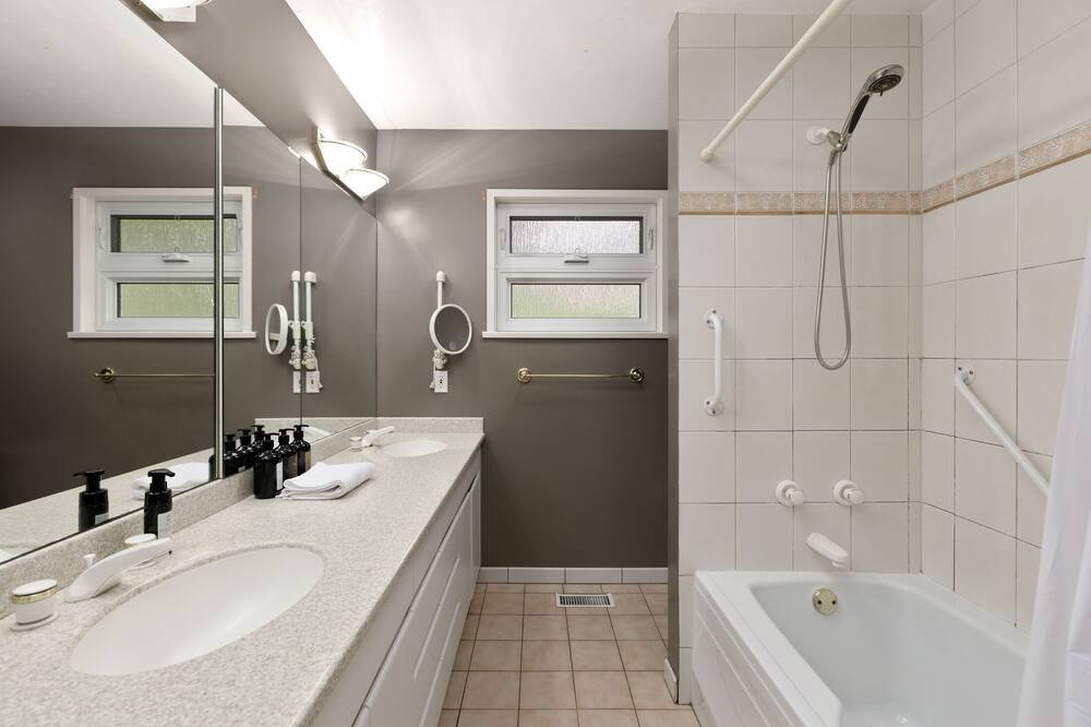 Photo of Bathroom in Upper Lonsdale