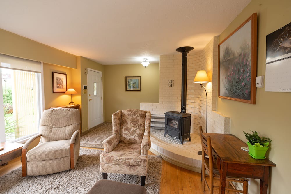 Photo of Livingroom in Campbell River