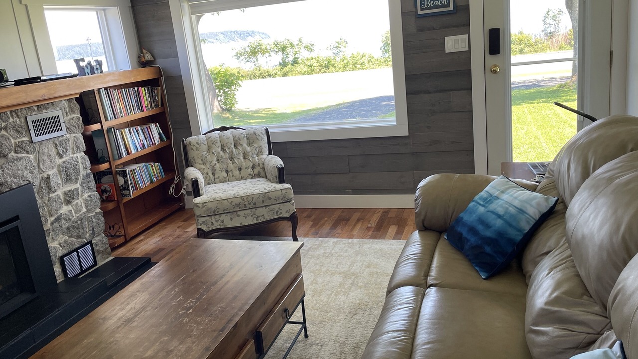 Photo of Livingroom in Campbell River