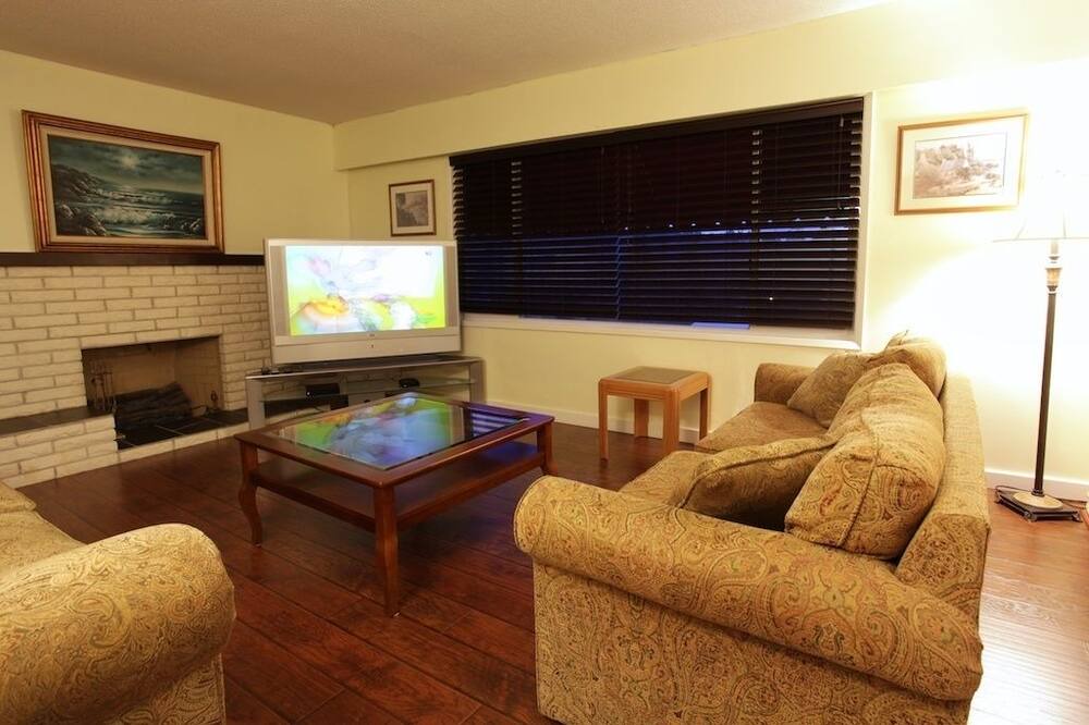 Photo of Livingroom in Cordova Bay