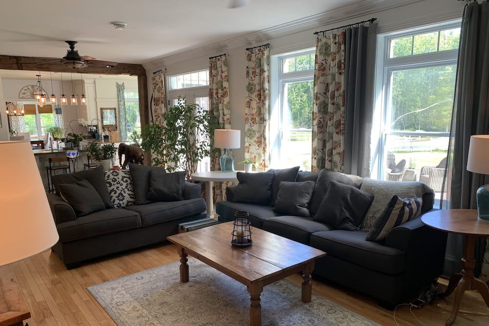 Photo of Livingroom in Cedarville