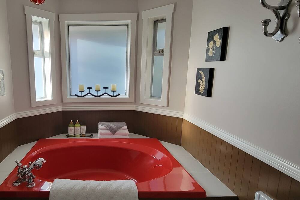 Photo of Bathroom in Courtenay