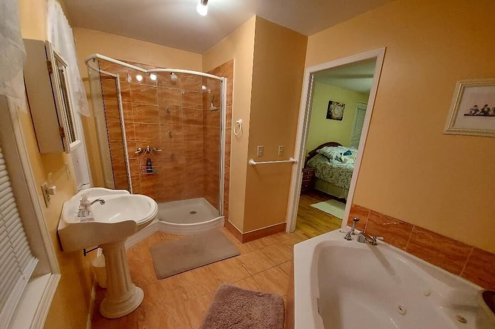 Photo of Bathroom in Leeds and the Thousand Islands