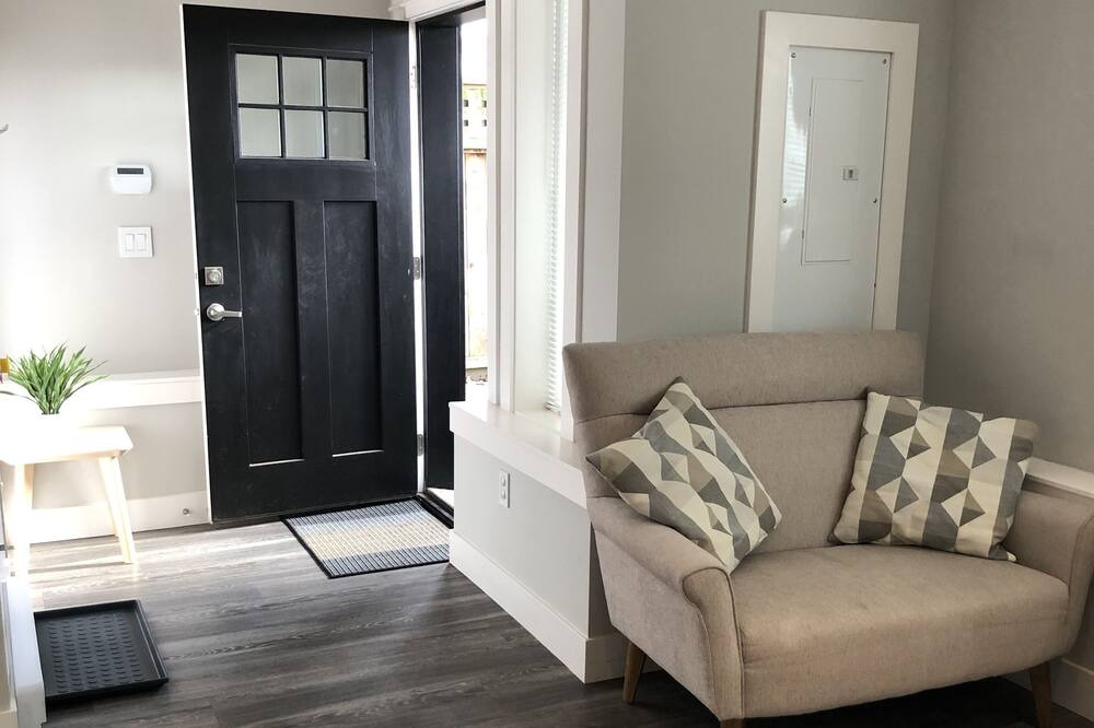 Photo of Livingroom in Renfrew-Collingwood