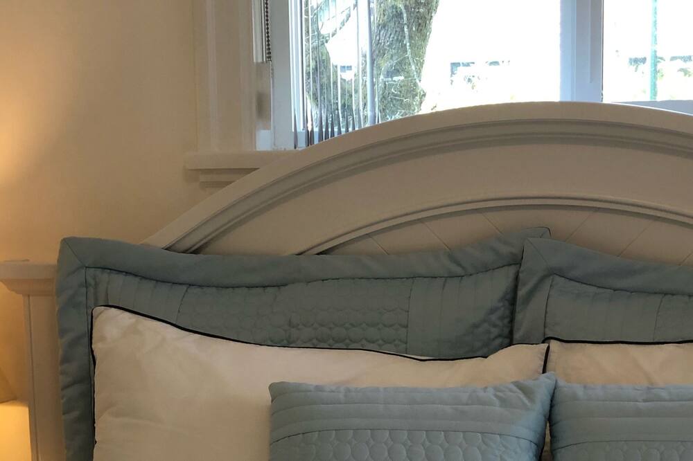 Photo of Bedroom in Oakridge