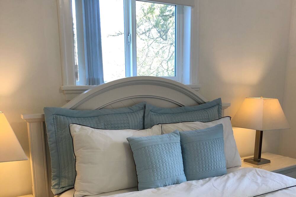 Photo of Bedroom in Oakridge