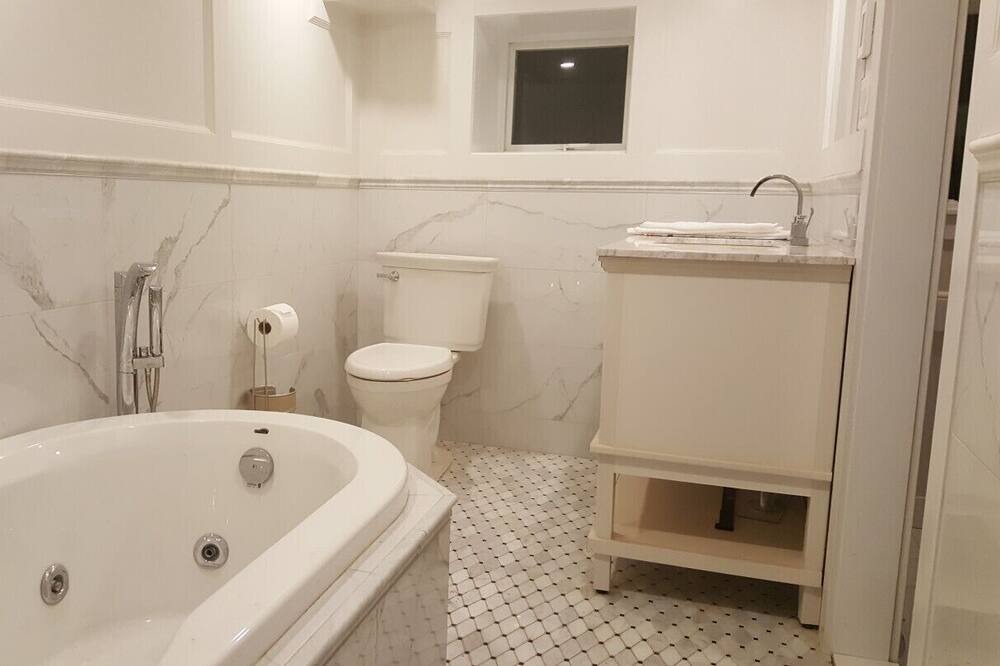 Photo of Bathroom in Saanich West