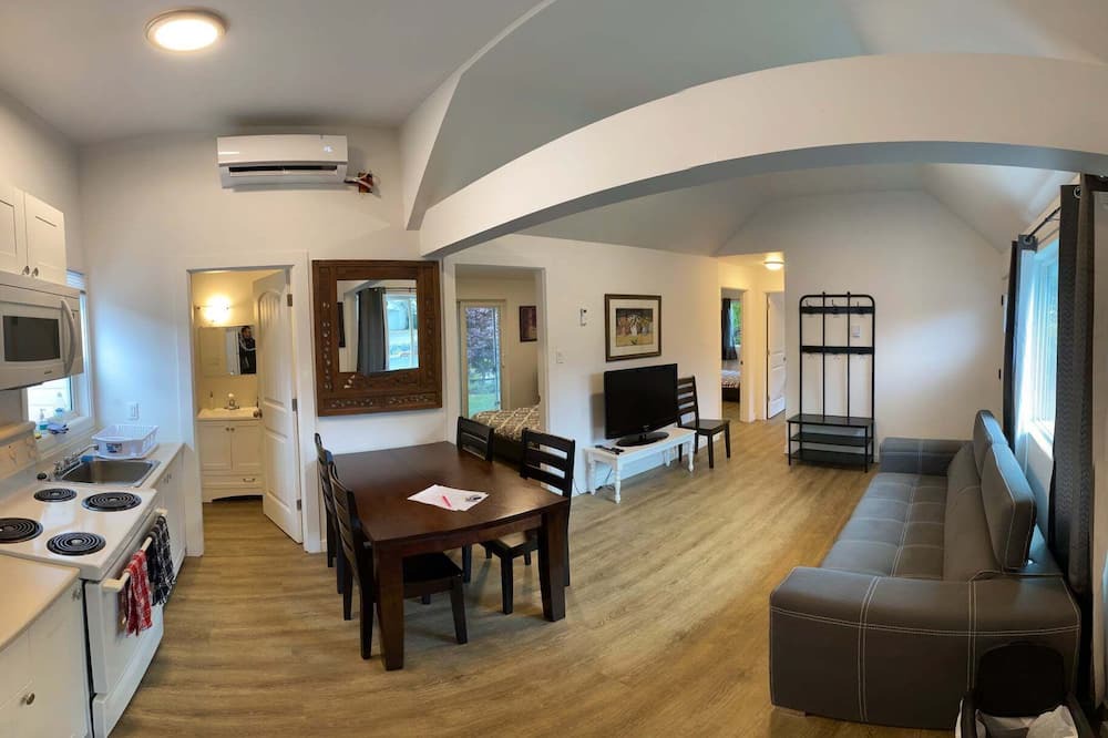Photo of Livingroom in Harrison Hot Springs