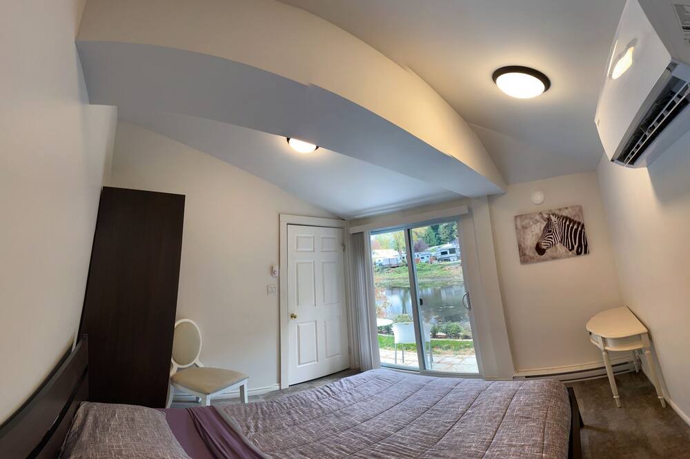 Photo of Bedroom in Harrison Hot Springs