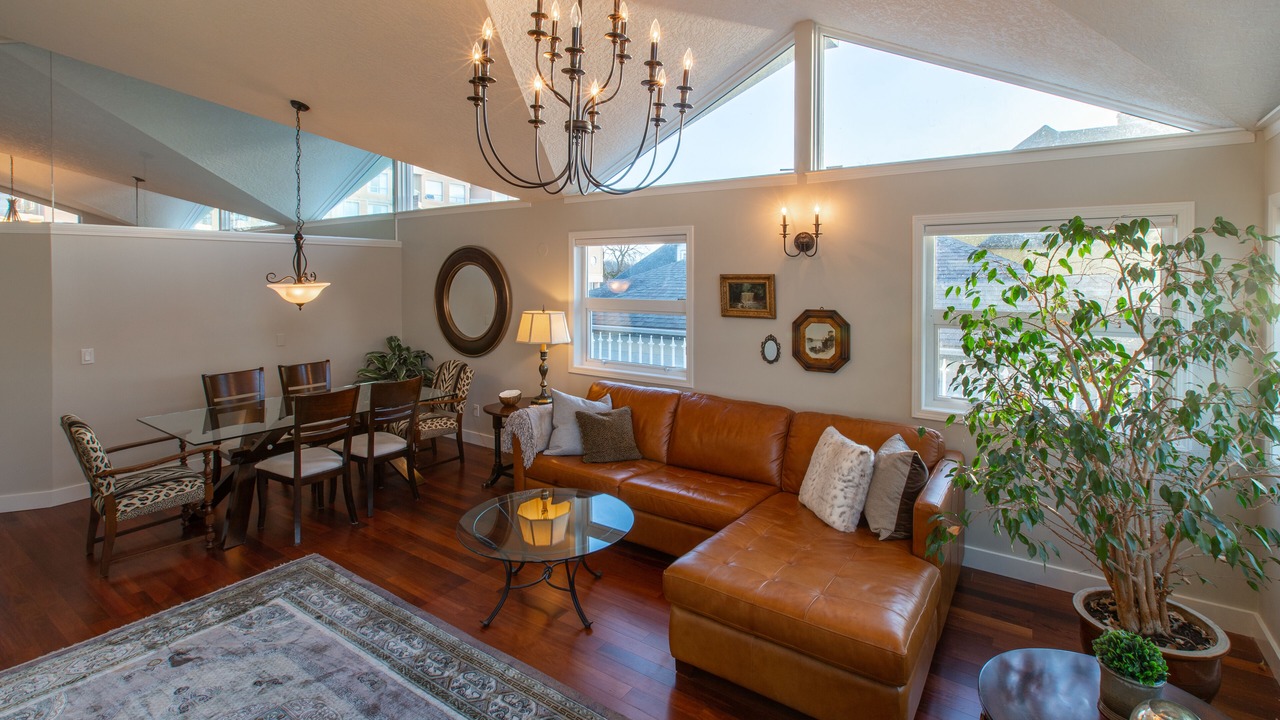 Photo of Livingroom in James Bay