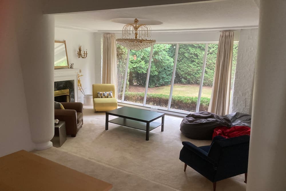 Photo of Livingroom in Oakridge
