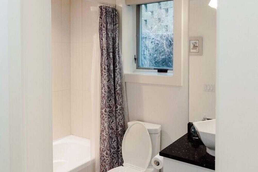 Photo of Bathroom in Inner Harbour