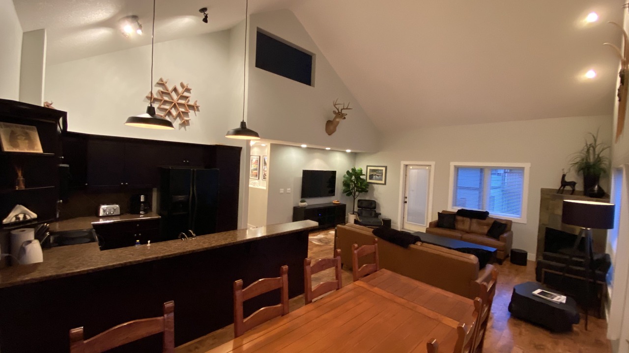 Photo of Livingroom in Radium Hot Springs