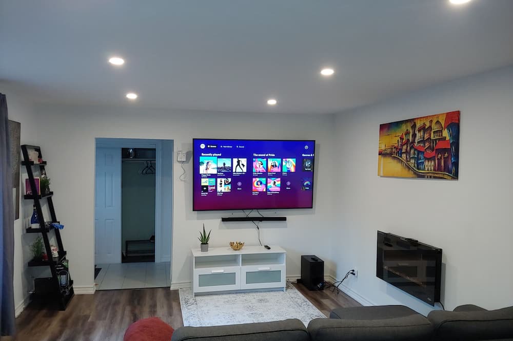 Photo of Livingroom in Alcona