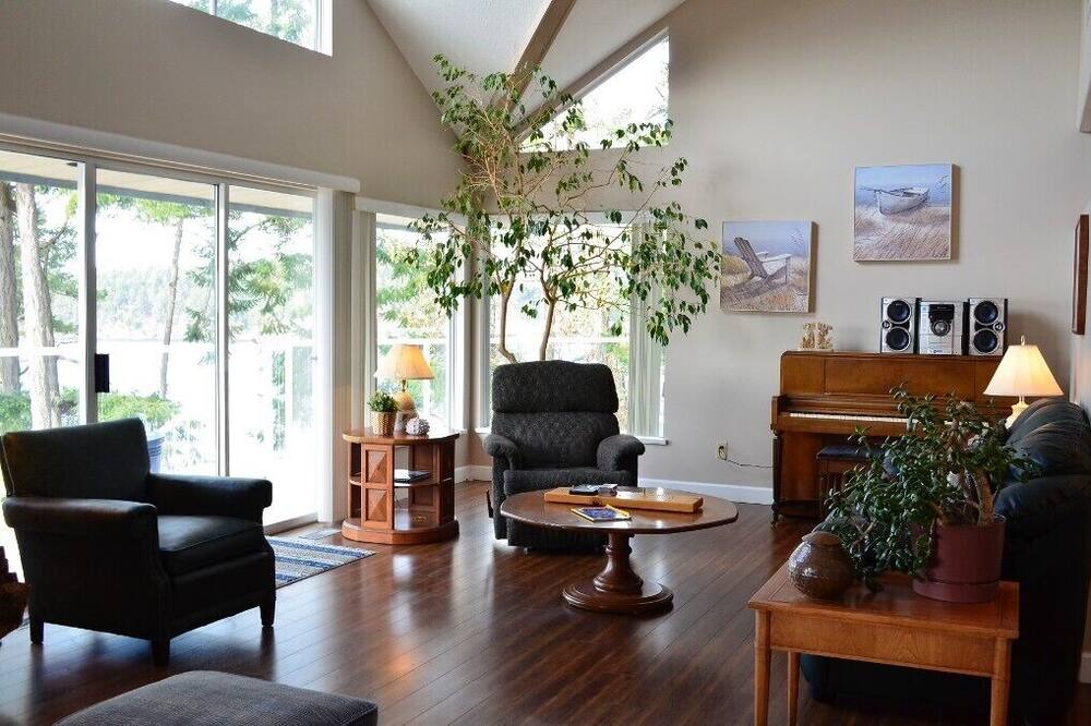 Photo of Livingroom in Pender Island