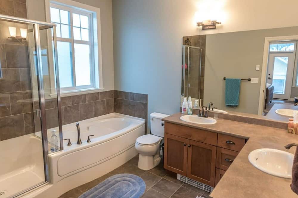 Photo of Bathroom in Osoyoos