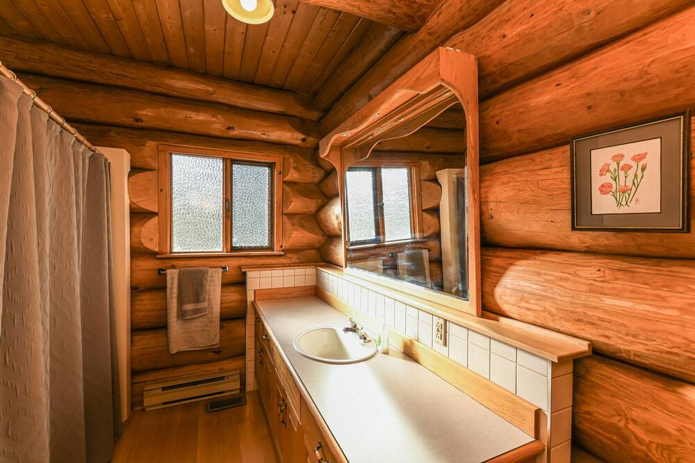 Photo of Bathroom in Courtenay