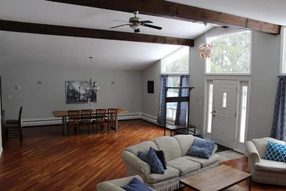 Photo of Livingroom in Elora