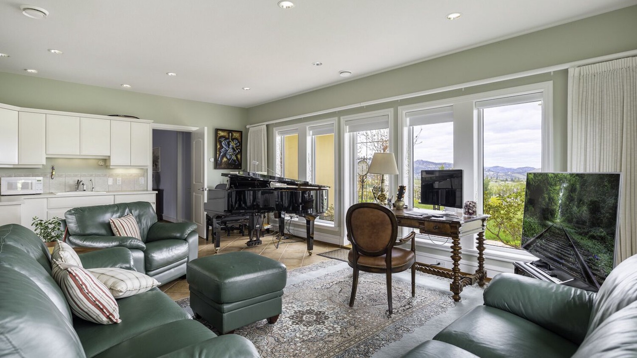 Photo of Livingroom in Southeast Kelowna