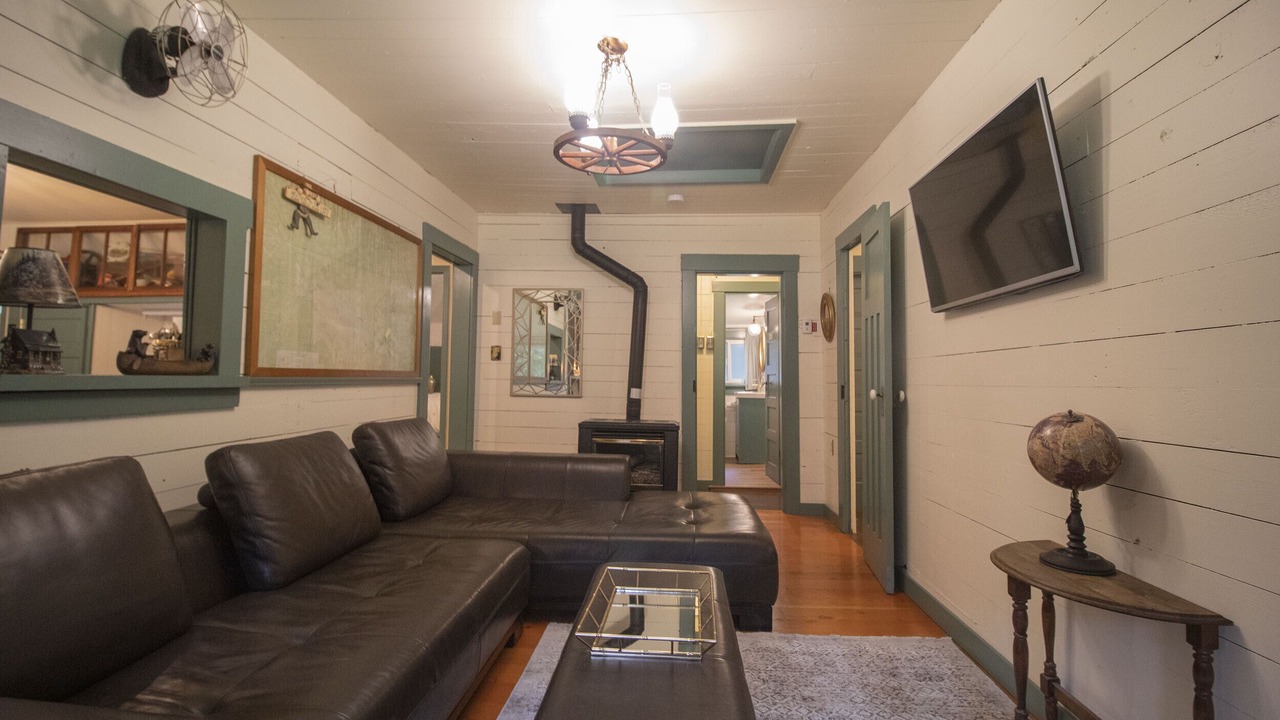 Photo of Livingroom in Lake Cowichan