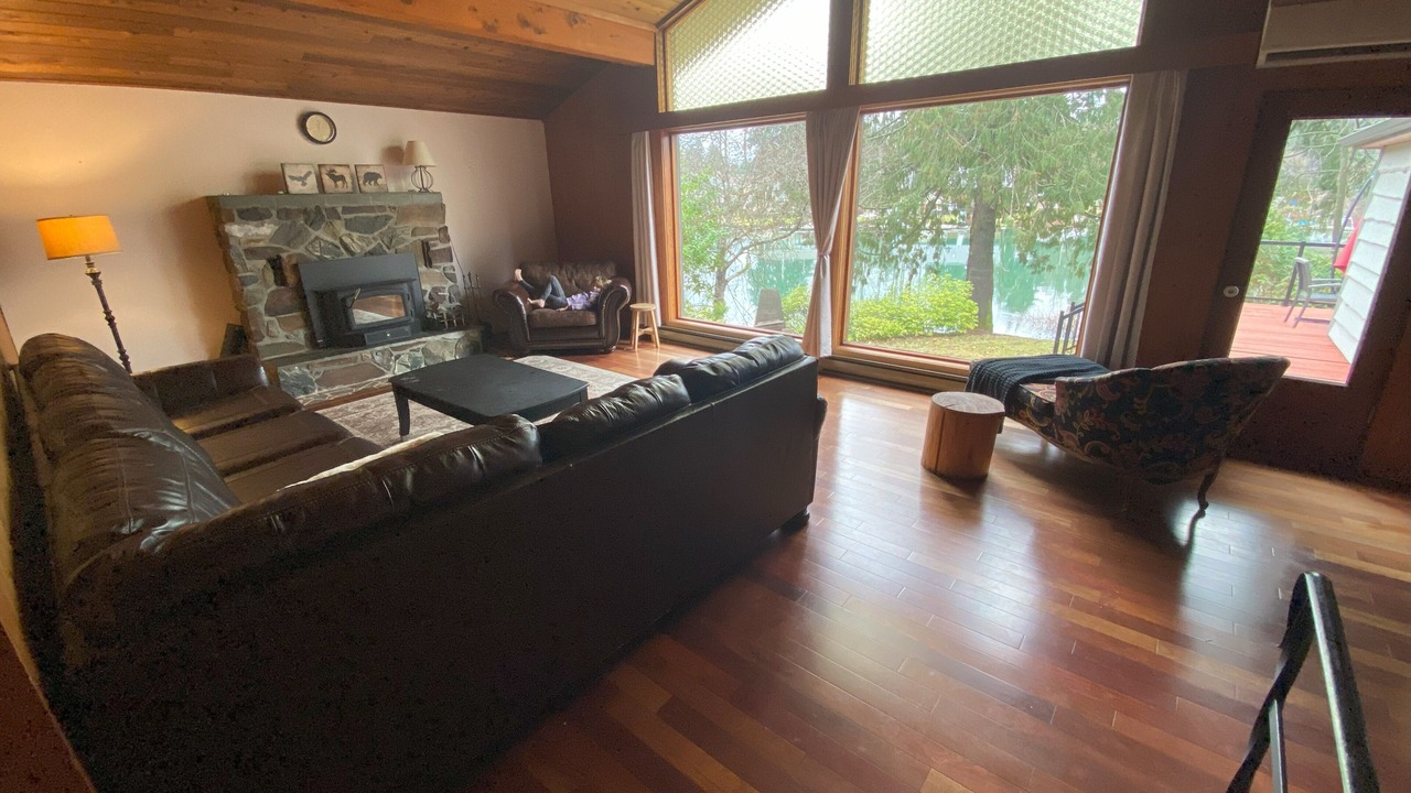 Photo of Livingroom in Lake Cowichan