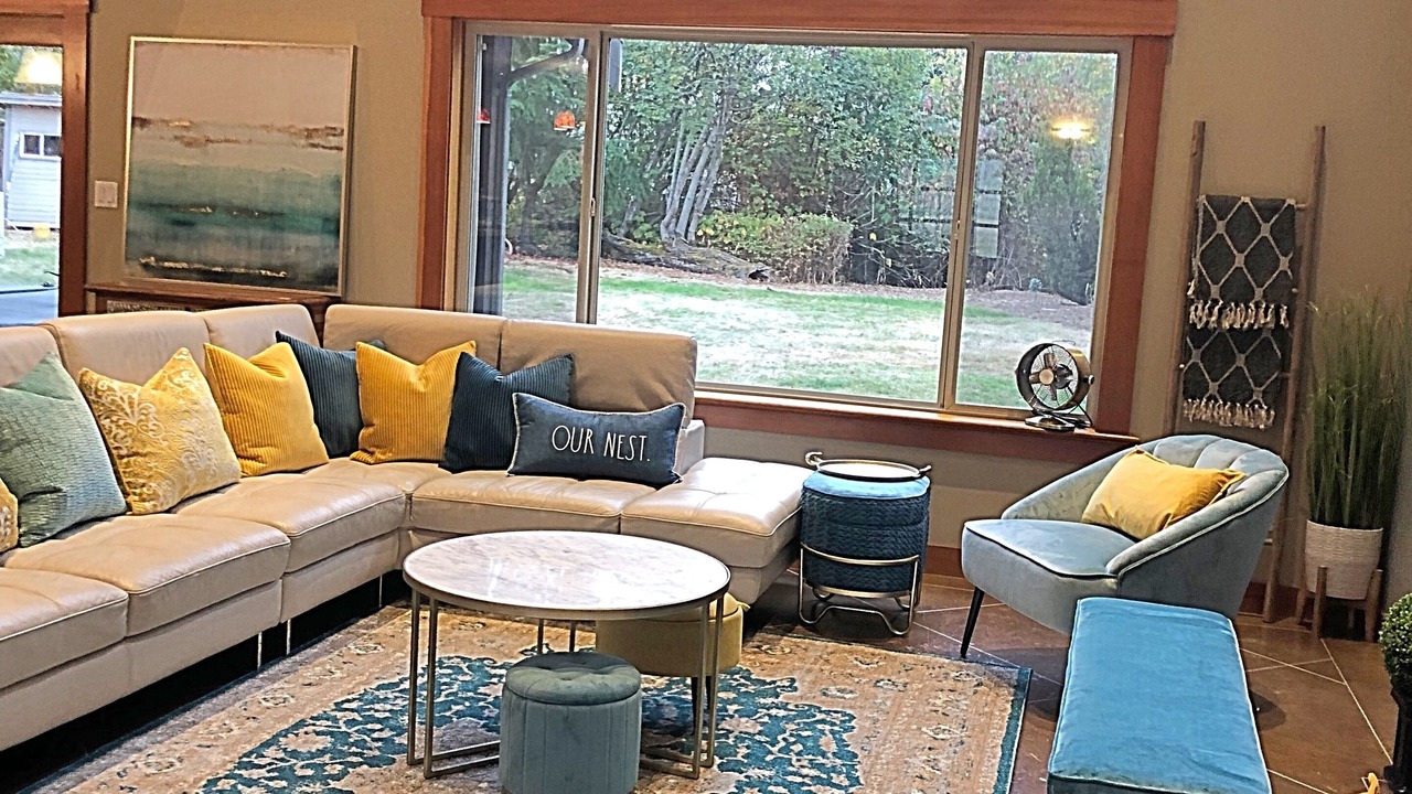 Photo of Livingroom in Central Saanich