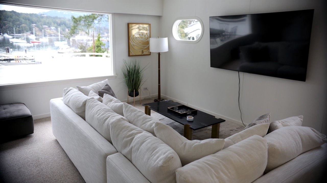 Photo of Livingroom in Brentwood Bay