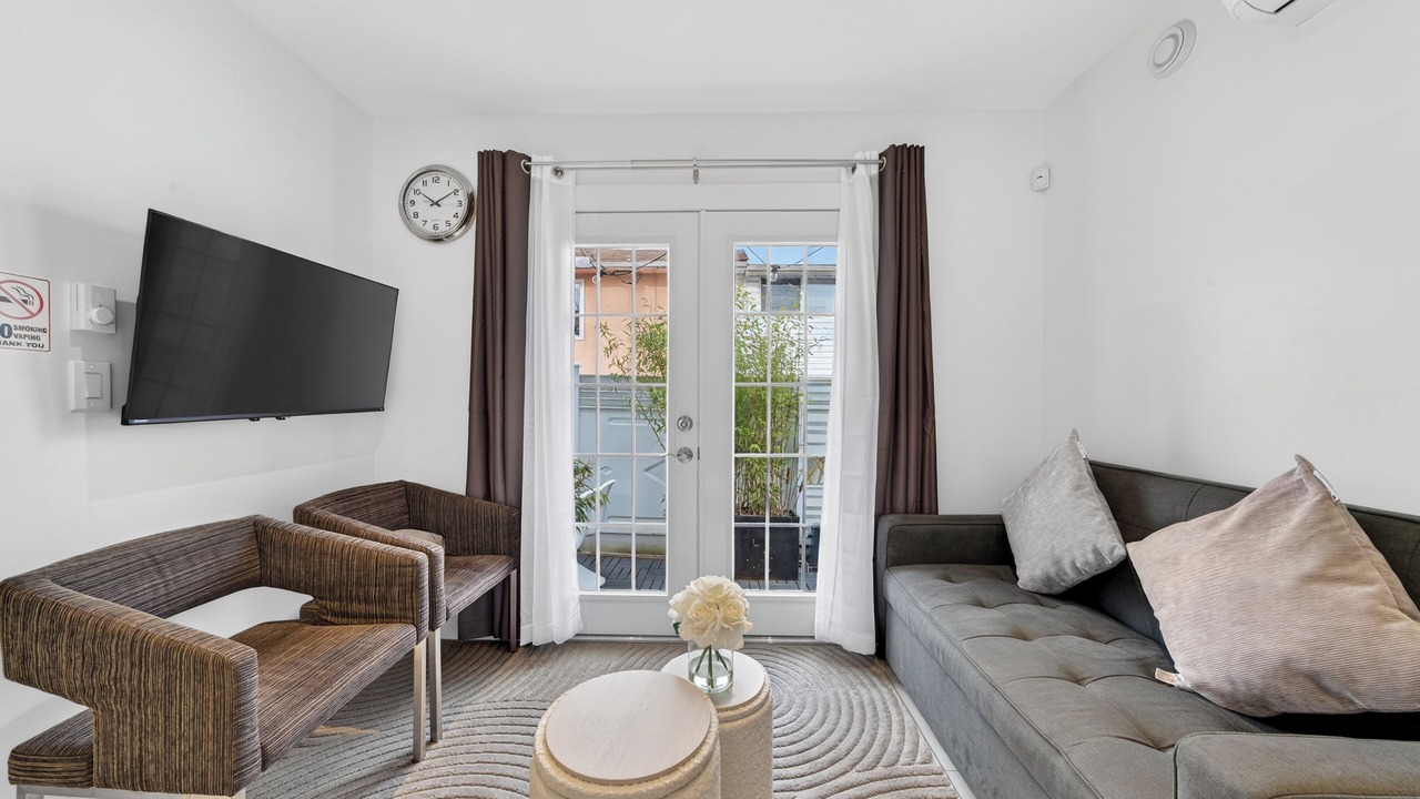 Photo of Livingroom in Renfrew-Collingwood