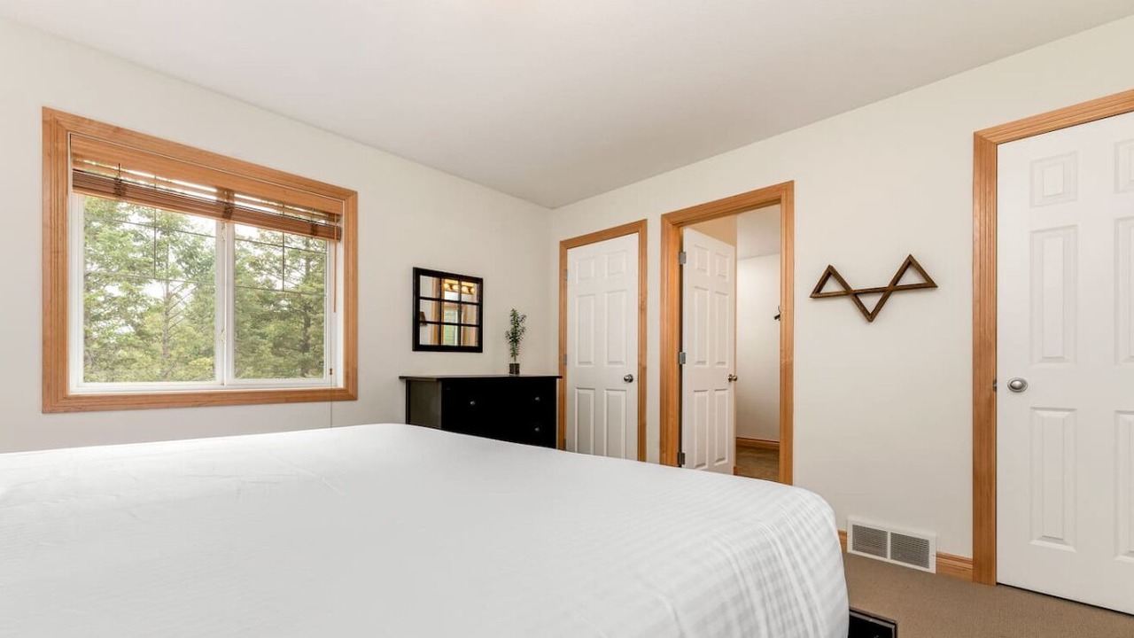 Photo of Bedroom in Radium Hot Springs