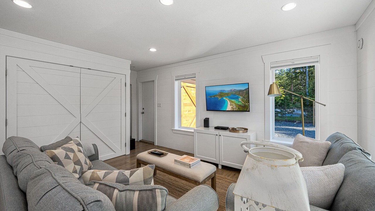 Photo of Livingroom in Courtenay