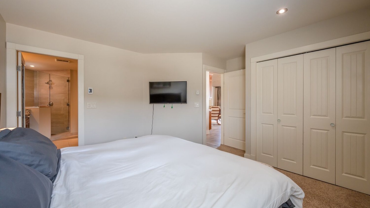 Photo of Bedroom in Apex Mountain