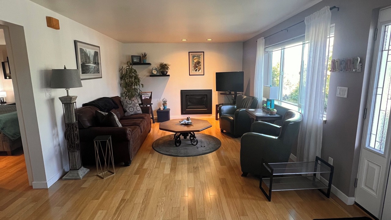 Photo of Livingroom in Campbell River