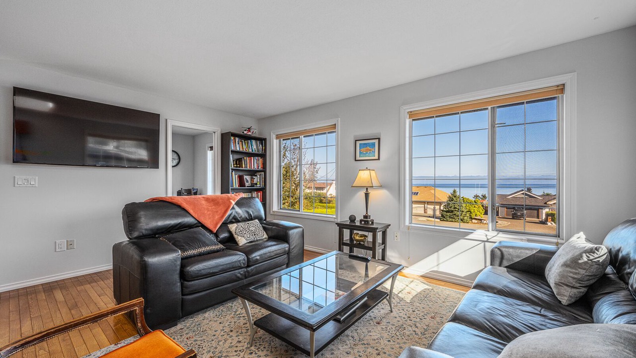 Photo of Livingroom in Courtenay