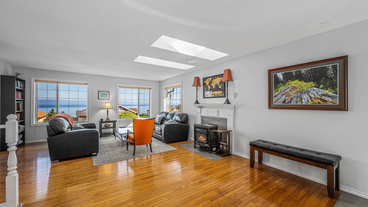 Photo of Livingroom in Courtenay