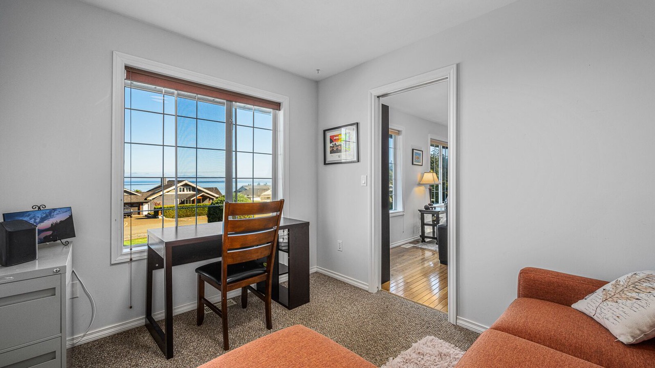 Photo of Livingroom in Courtenay