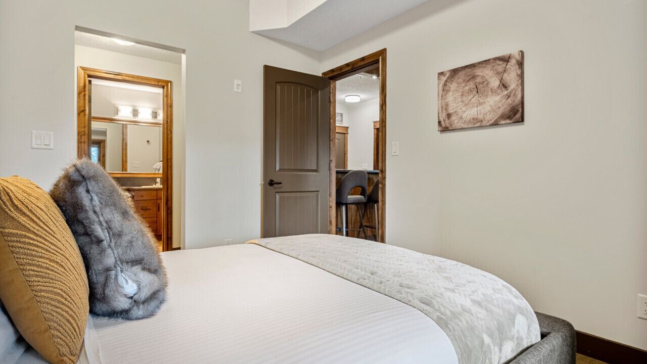 Photo of Bedroom in Radium Hot Springs