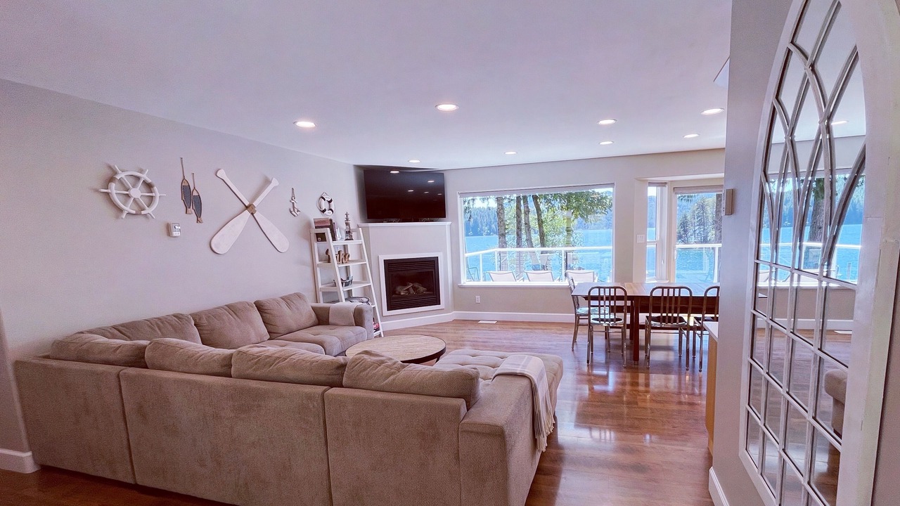 Photo of Livingroom in Youbou