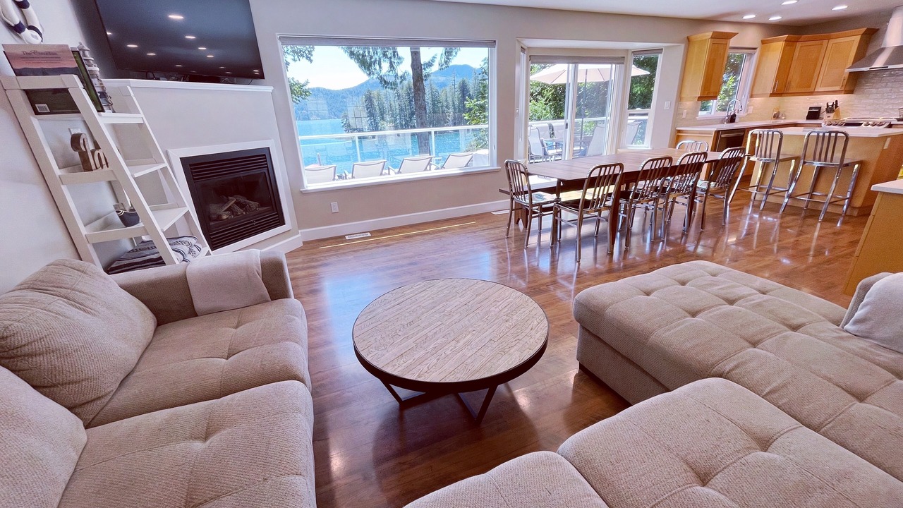 Photo of Livingroom in Youbou