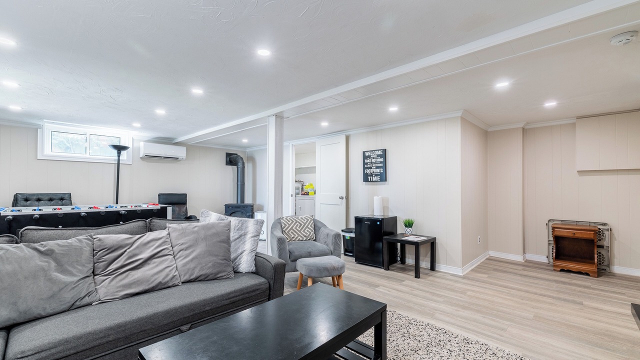 Photo of Livingroom in MacTier